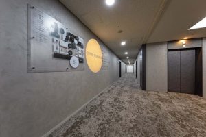共同テレビジョン オフィスデザイン エレベーターホール サイン