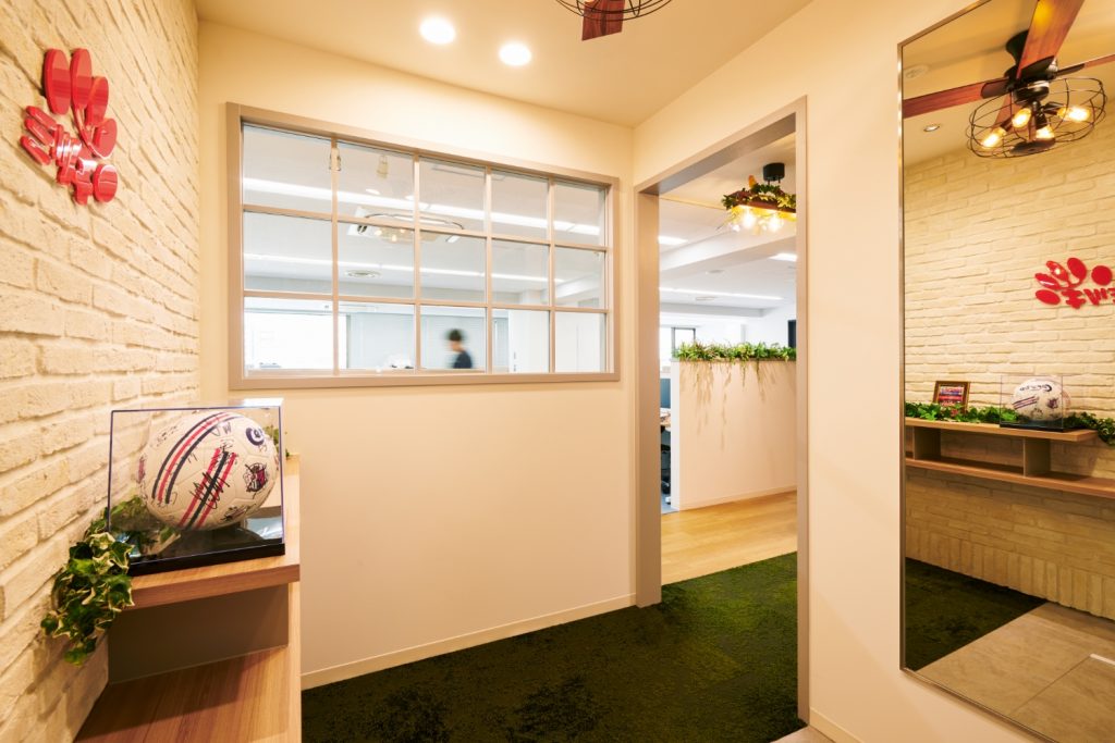 ミツキ オフィスデザイン 『玄関』をイメージした人を迎える温かいエントランス