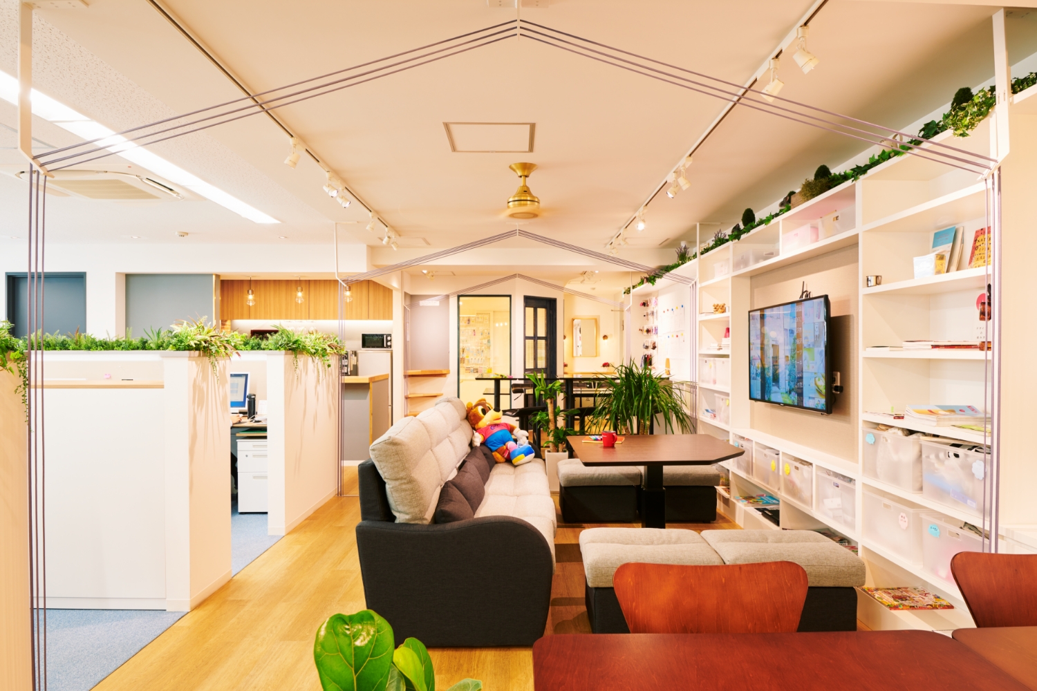 ミツキ オフィスデザイン 『リビング』をイメージしたオフィス空間　